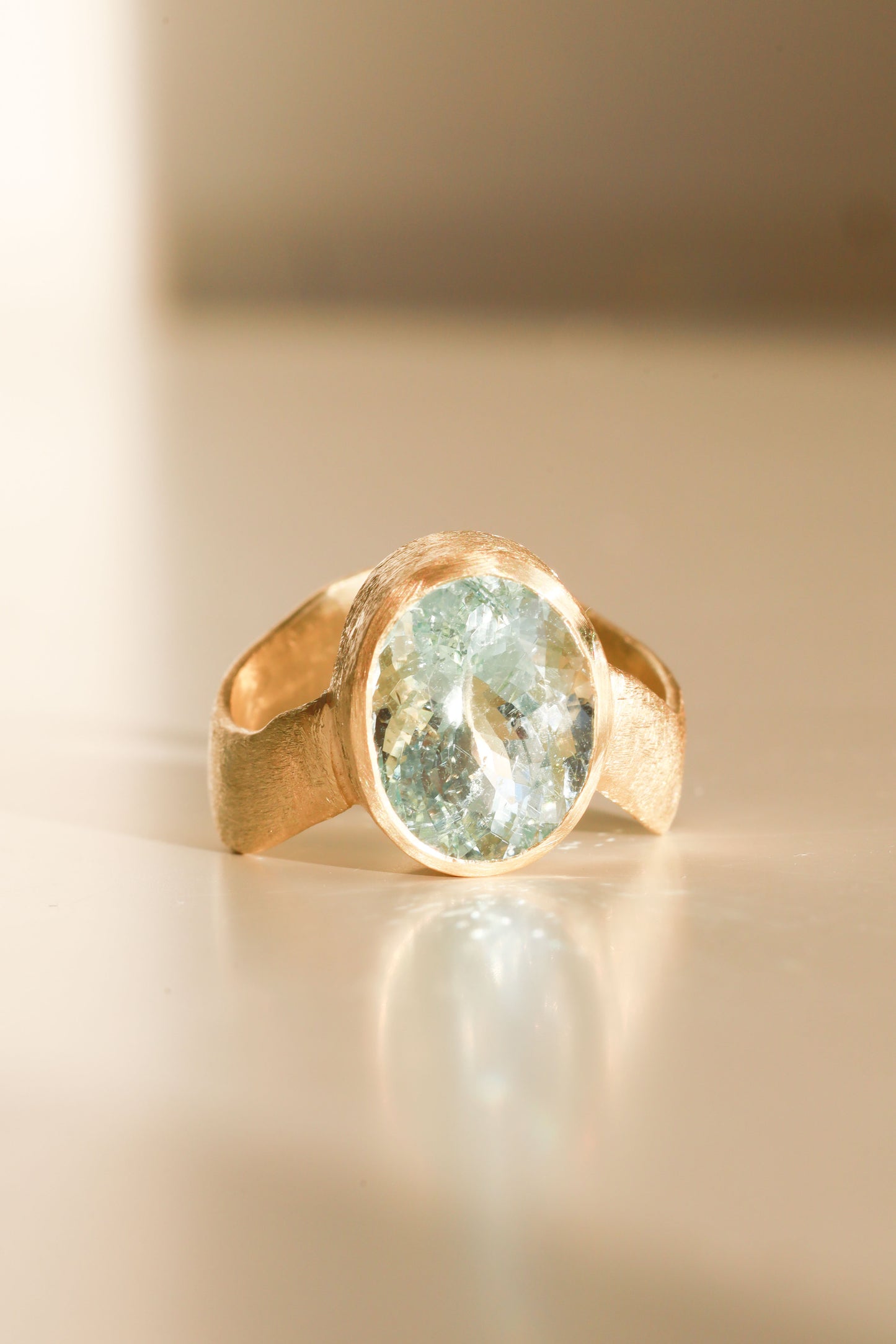 585er Au Ring "blue ribbon"