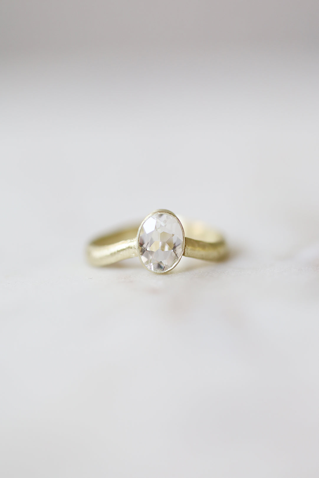 585er Echtgold Ring mit Bergkristall hochkant