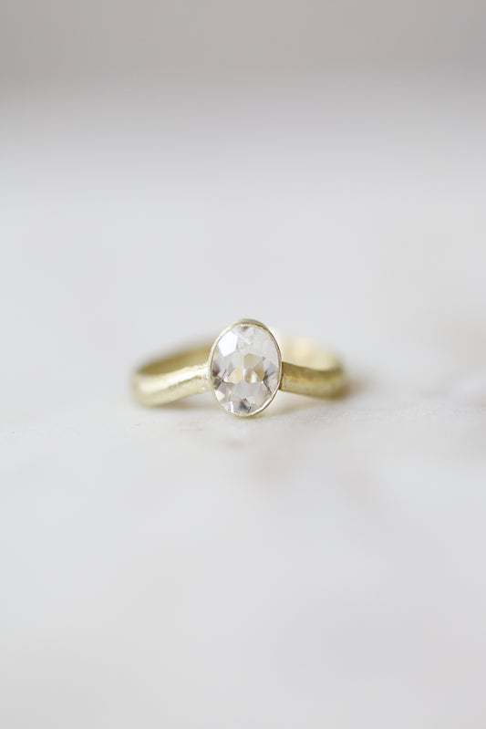 585er Echtgold Ring mit Bergkristall hochkant